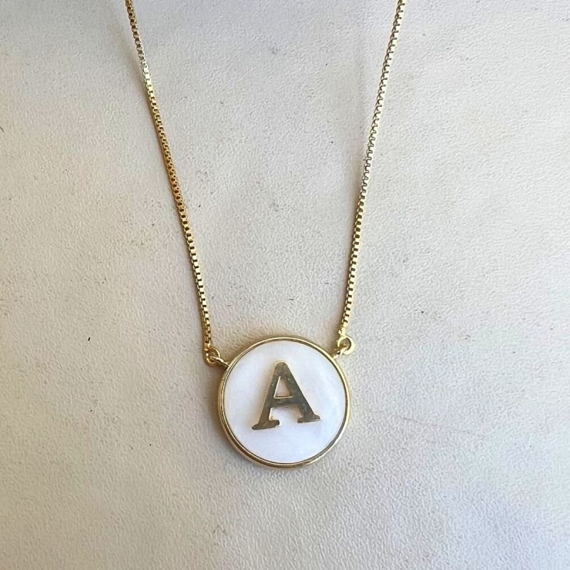 Colar de Madrepérola com Inicial Banhado a Ouro 18k