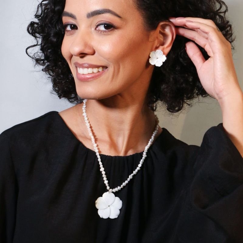 Colar de Pérola com Flor de Madrepérola Banhado a Ouro 18k