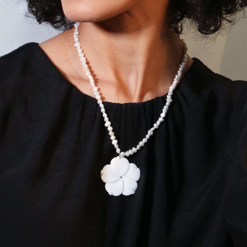 Colar de Pérola com Flor de Madrepérola Banhado a Ouro 18k