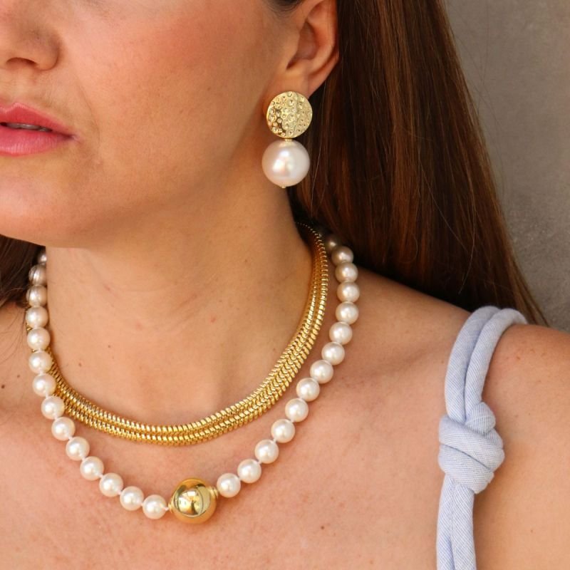 Colar de Pérola Shell com Bola Lisa Banhado a Ouro 18k