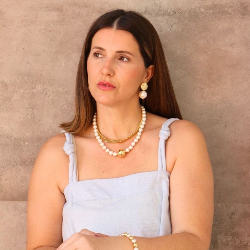 Colar de Pérola Shell com Bola Lisa Banhado a Ouro 18k