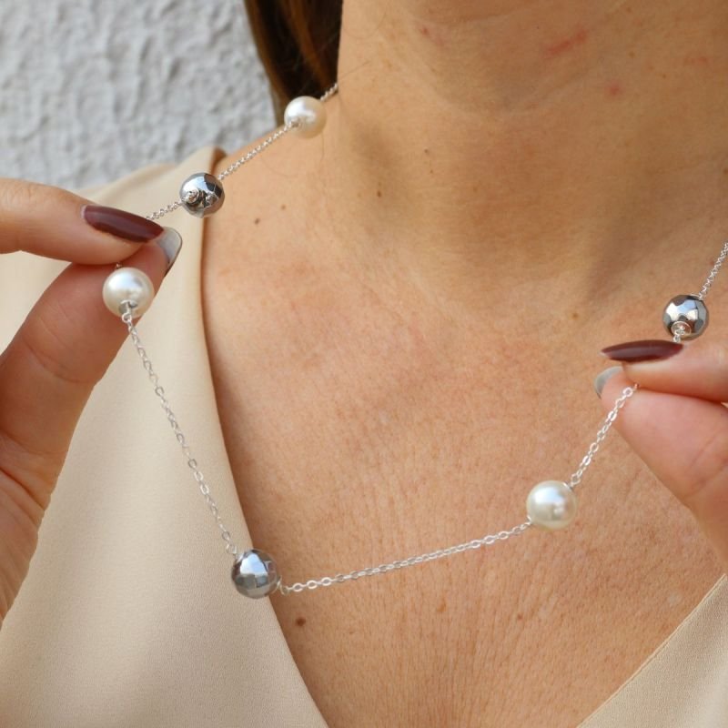 Colar Longo com Pérola e Bola Banhado no Prata