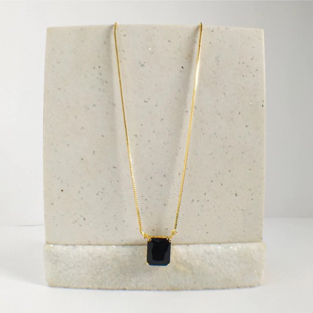 Colar Solitário de Cristal Preto Banhado a Ouro 18k