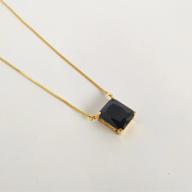 Colar Solitário de Cristal Preto Banhado a Ouro 18k