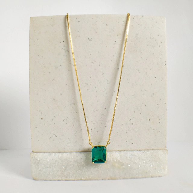 Colar Solitário de Cristal Verde Banhado a Ouro 18k