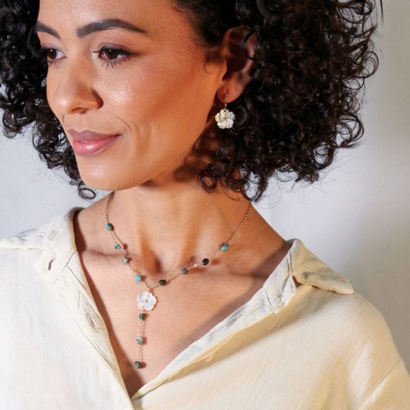 Conjunto de Flor de Madrepérola com Pedra Banhado a Ouro 18k