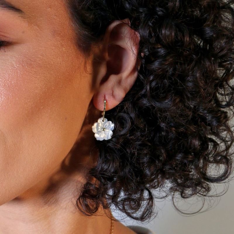 Conjunto de Flor de Madrepérola com Pedra Banhado a Ouro 18k