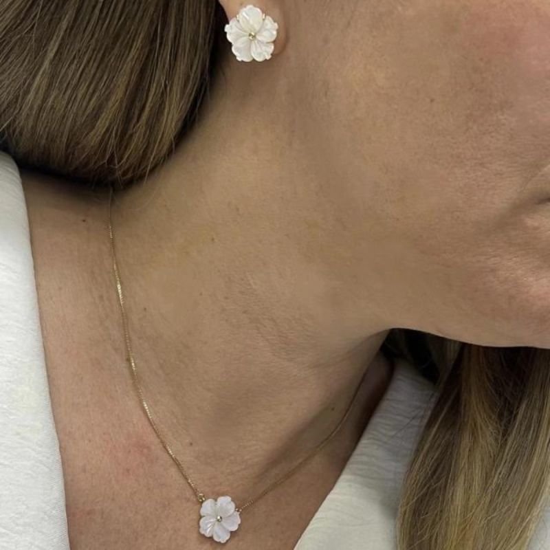 Conjunto Flor de Madrepérola Banhado a Ouro 18k
