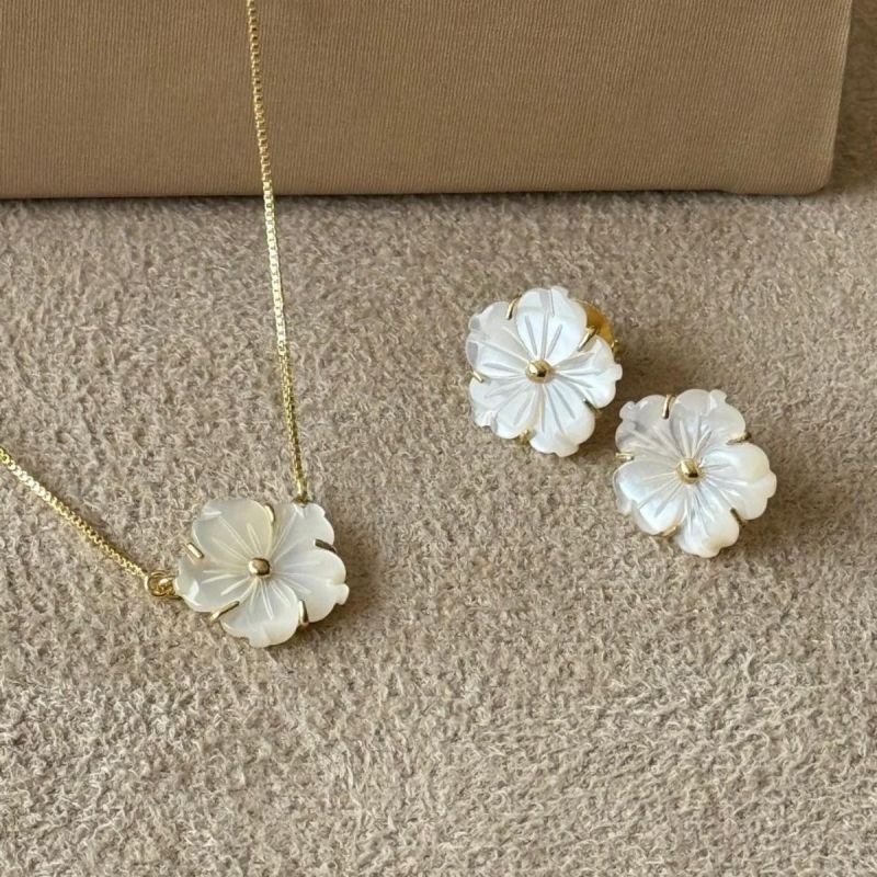 Conjunto Flor de Madrepérola Banhado a Ouro 18k