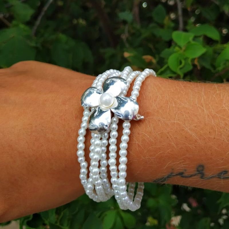 Pulseira de Pérolas com Boton de Flor Banhado no Prata